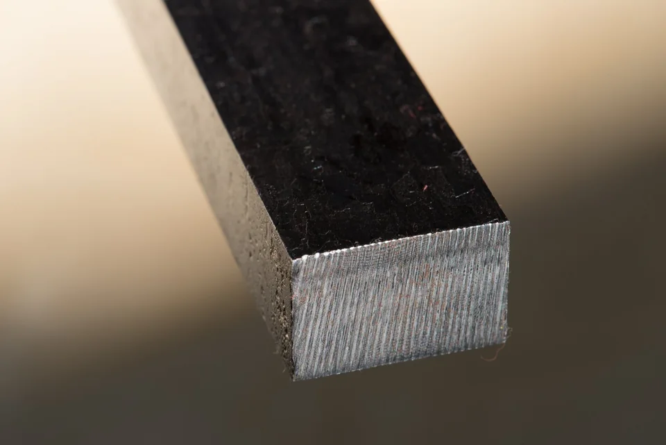 Cut end of a forge-ready DSC Damascus bar