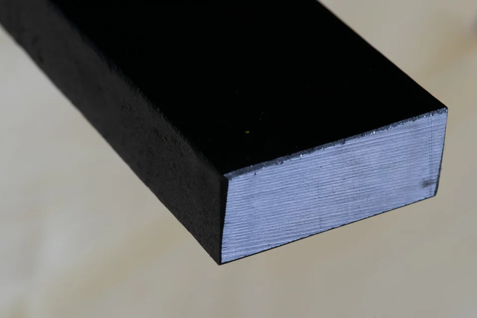 Cut end of a forge-ready DSC Damascus bar